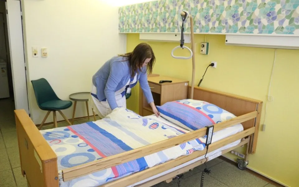 Dva pokoje na geriatrii jihlavské nemocnice dostaly nový kabát. Oživily je barvy