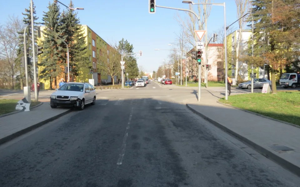 Policisté hledají svědky dopravní nehody. Oba dva řidiči údajně jeli na zelenou