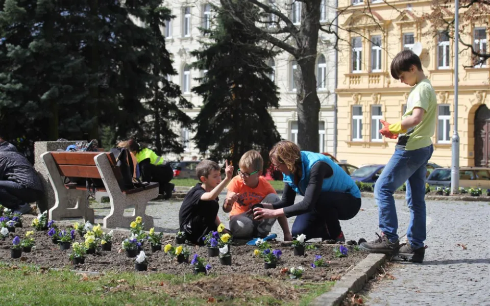 Děti z jihlavské školy se starají o květiny v parku na náměstí Svobody