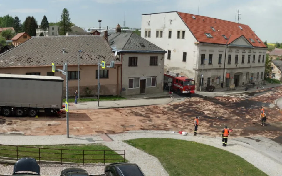 Ve Stonařově po obědě bourala tři auta. Místo je aktuálně zcela neprůjezdné