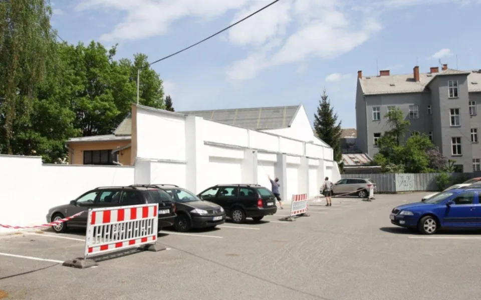 Graffiti na zdi v jihlavské Bezručově ulici se během tohoto týdne začalo vybarvovat