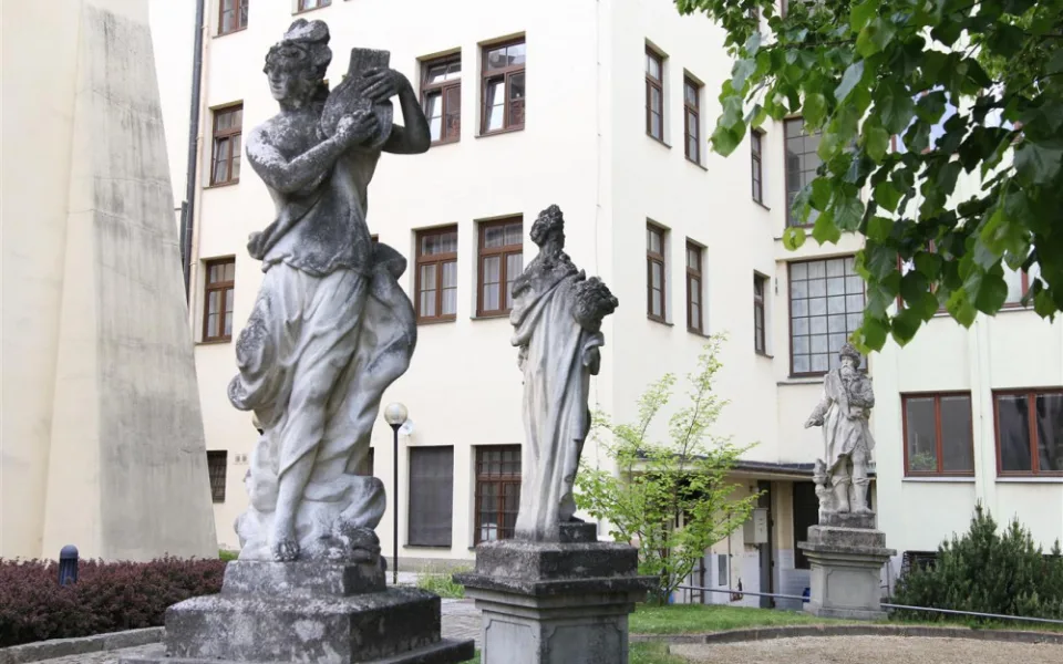 Pětice alegorických soch na dvoře jihlavské radnice projde opravou