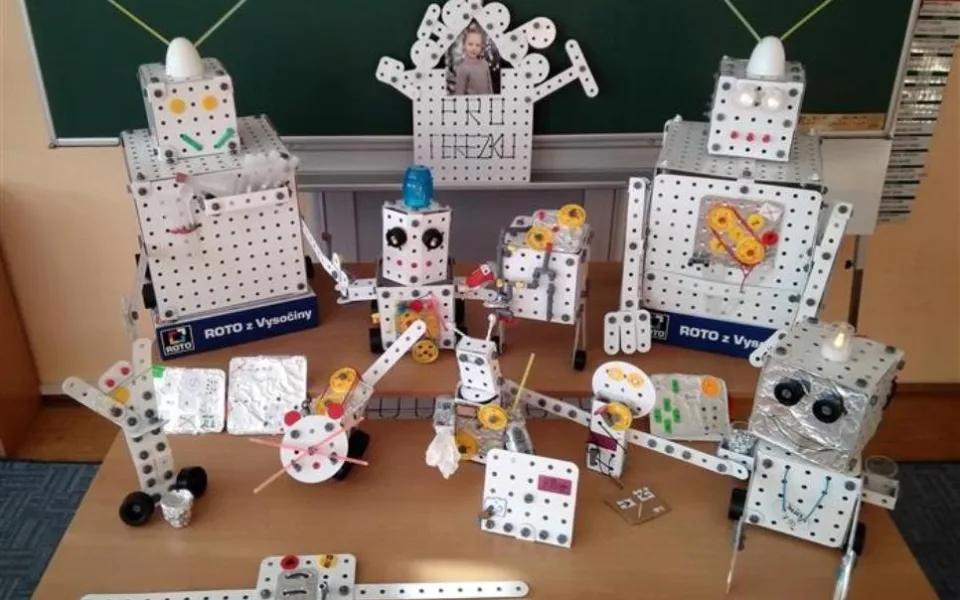 Deset tříd pojede za postavené roboty z Rota do vědeckého parku chytré zábavy
