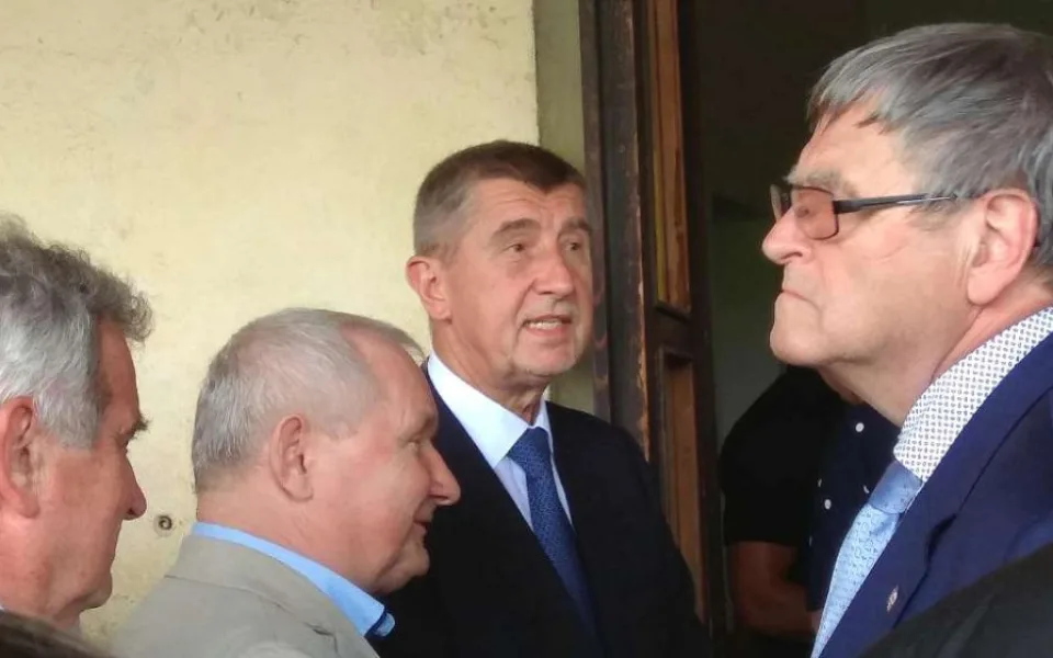 Andrej Babiš (třetí zleva)
