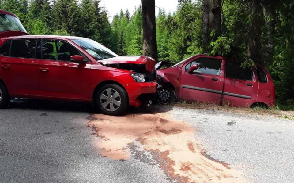  Při čelním střetu dvou osobních vozidel u Stonařova se zranili dva lidé