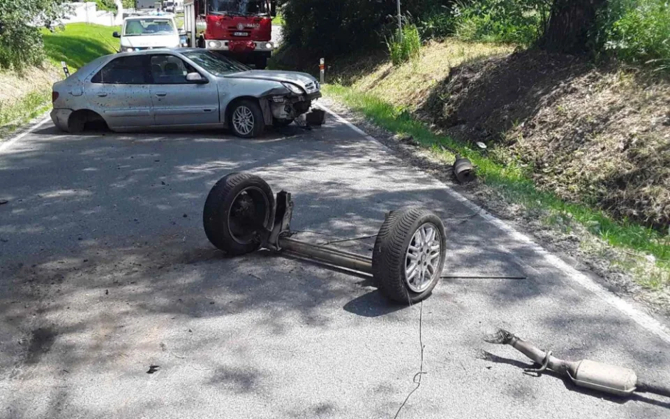 Jednačtyřicetiletý muž boural a po nehodě si šel koupit dvě piva. Přiznal, že pod vlivem i řídil