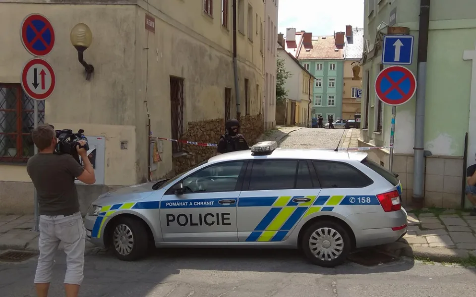 Jihlavskou Smetanovu ulici od dnešního dopoledne hlídají těžkooděnci