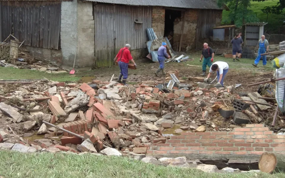 FOTO: Jestřebí se vzpamatovává z pátečních přívalových dešťů, horečně se odklízí následky
