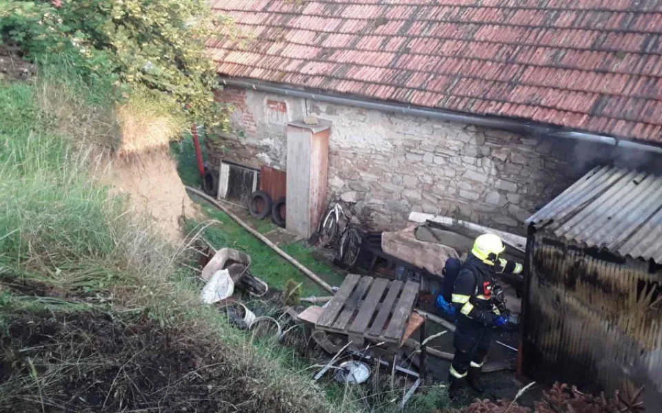 Požár altánu a půdy za sebou zanechal čtvrtmilionovou škodu. Příčina se zjišťuje