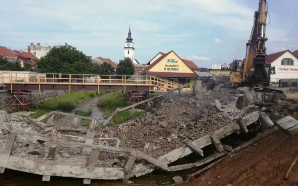 Starý most přes řeku Balinku ve Velkém Meziříčí se při bourání sesunul