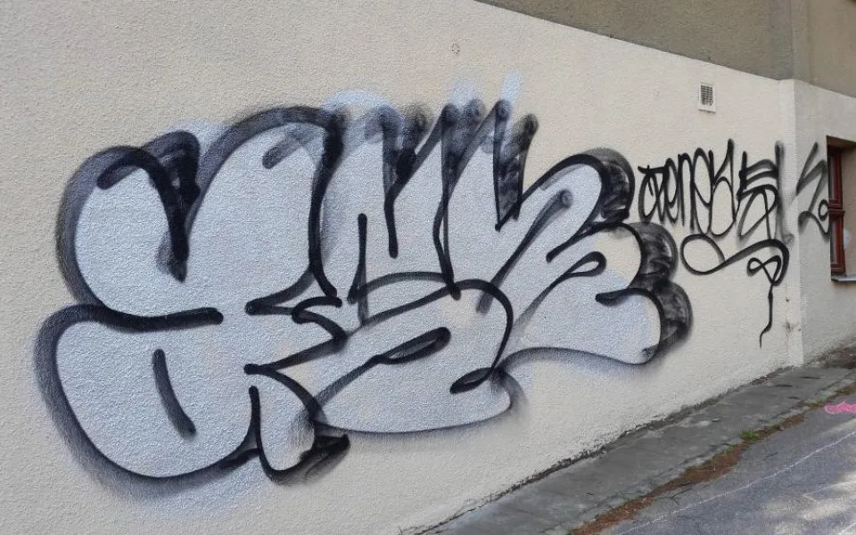 Neznámý vandal posprejoval fasádu jihlavské základky