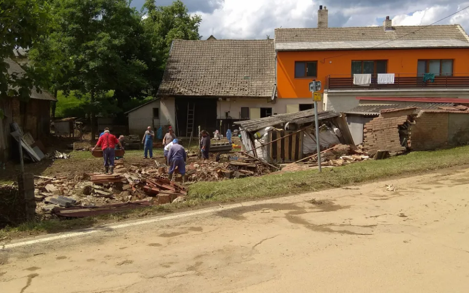 V Brtnici stále bojují s následky záplav. Postiženým rodinám může pomoci veřejná sbírka