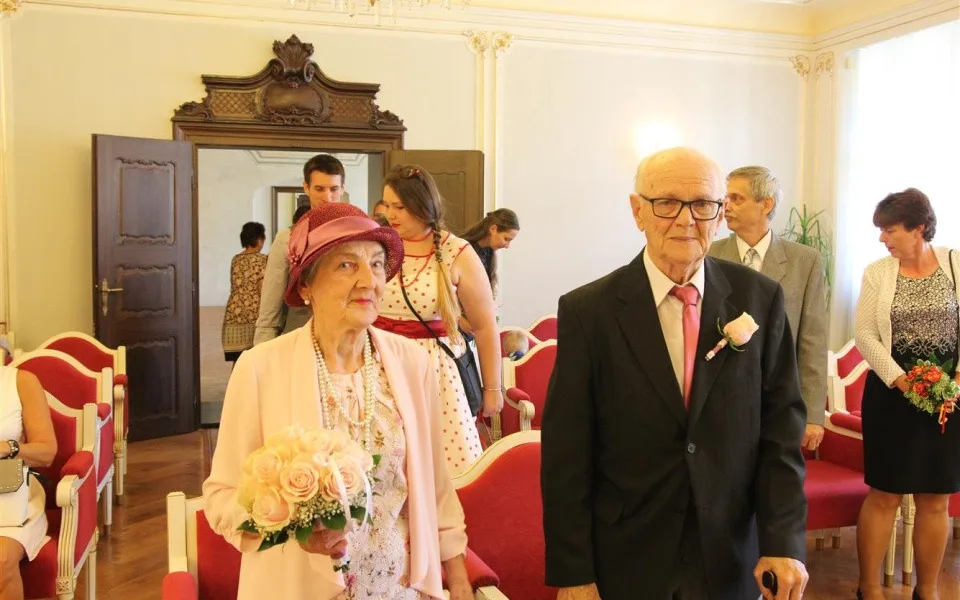 Prodala mu kabát, on ji pozval na schůzku. Nyní manželé Bendovi slaví diamantovou svatbu