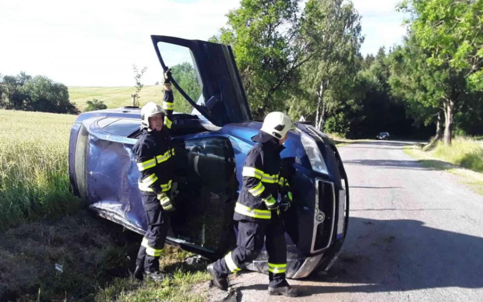 U Velké Losenice se ráno bouralo. Řidič se svým autem skončil na boku