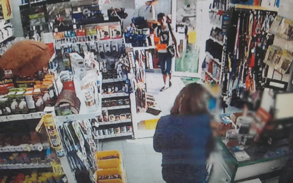 V obchodě v Komenského ulici přišla zaměstnankyně o peněženku. Neznáte muže na fotce?