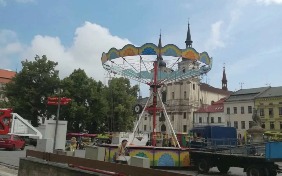 Jihlavské náměstí následujících šest dní zase po roce zažije pouťové veselí