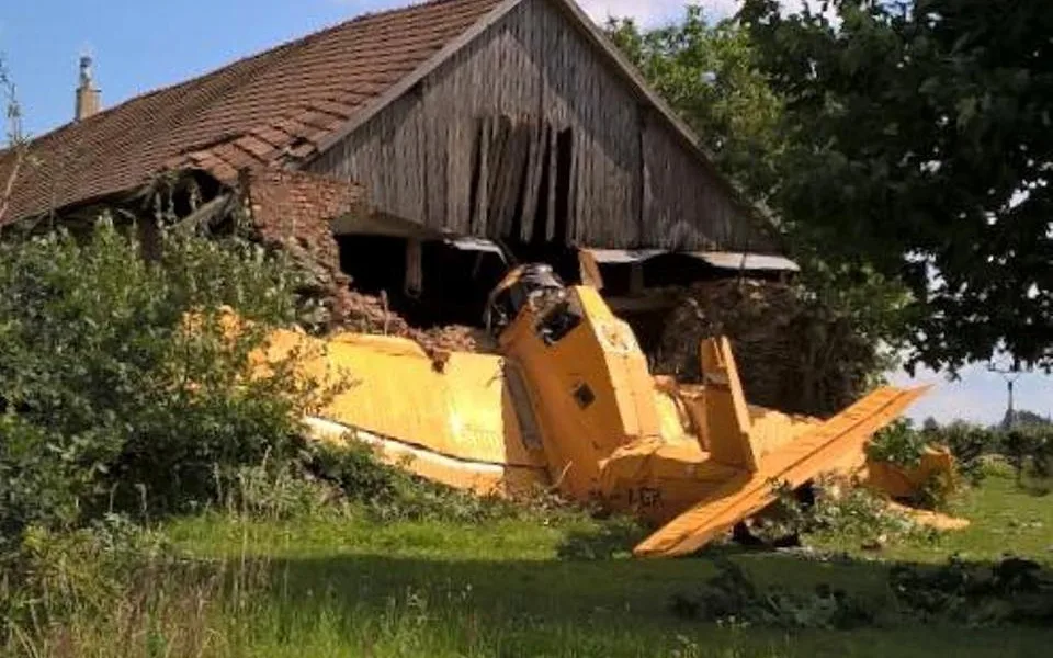 V Klokočově spadlo letadlo. Řidič skončil s vážným zraněním v nemocnici