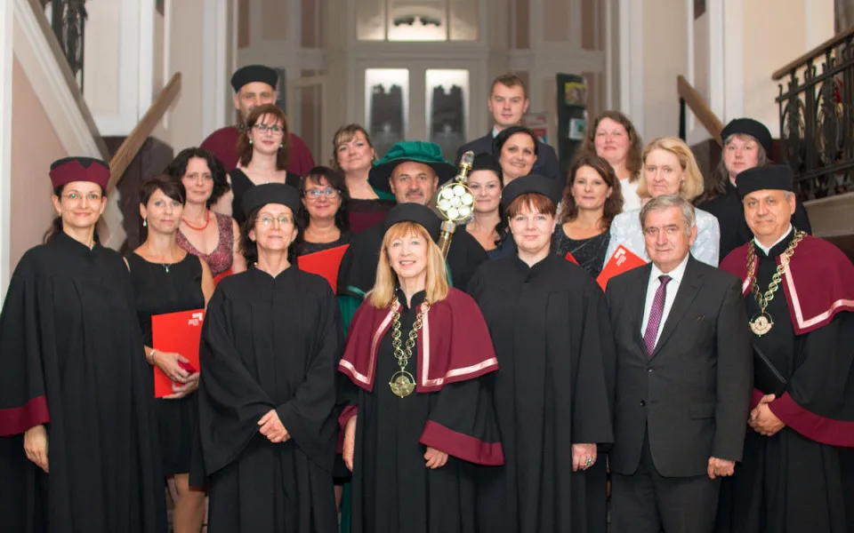 Na VŠPJ začaly promoce. Diplomy si poprvé odnesli absolventi kvalita a bezpečnost práce ve zdravotnictví