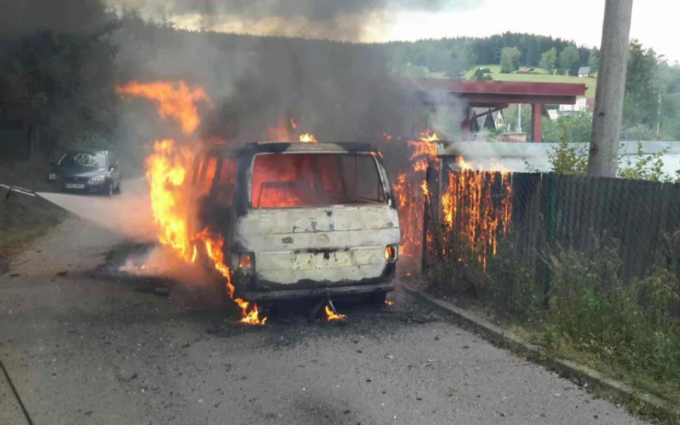 V Rantířově hořela dodávka s garáží. Škoda se vyšplhala na osmdesát tisíc korun