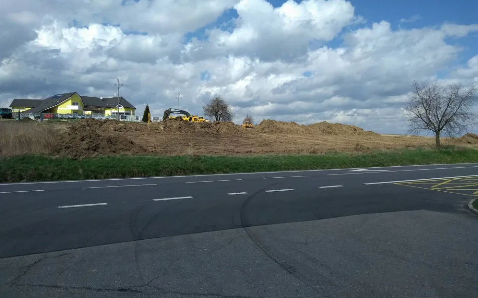 Probíhající stavba na výpadovce na Pelhřimov