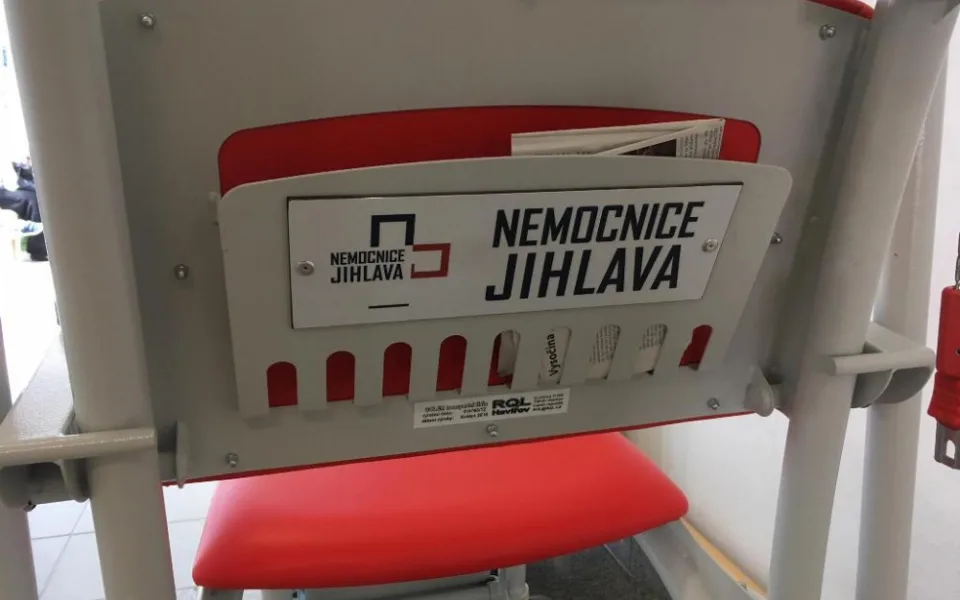 V jihlavské nemocnici nabízí k zapůjčení nové invalidní vozíky. Na desetikorunovou zálohu
