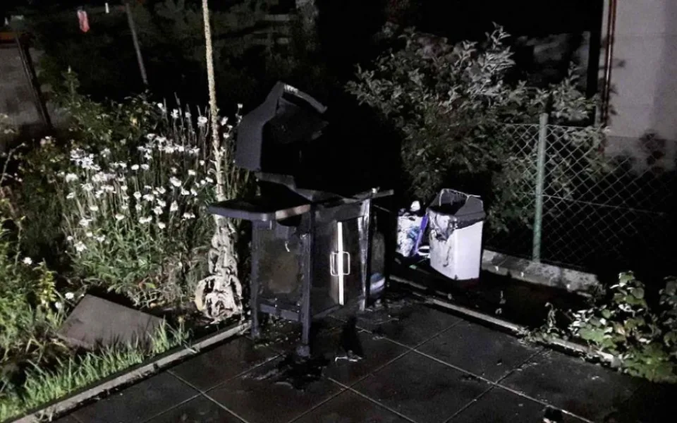 Na zahradě rodinného domu hořel gril. Jeden člověk se popálil