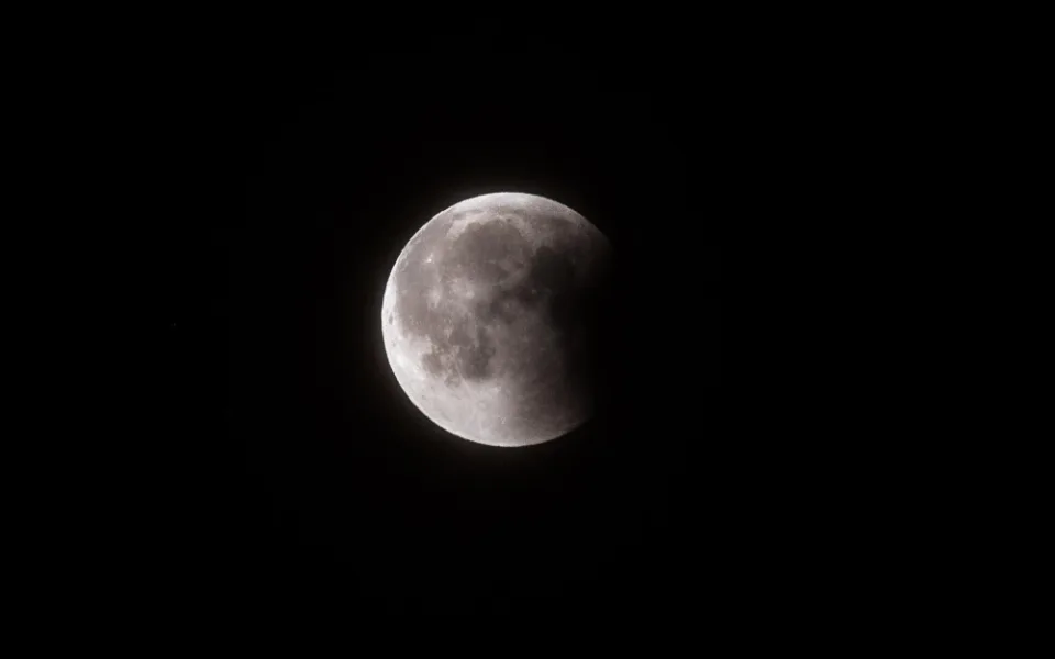 FOTO: Na obloze bylo vidět nejdelší zatmění měsíce. V Jihlavě podívanou překazila oblačnost