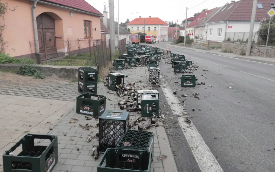 Na silnici se během nehody vysypaly přepravky s pivem. Škoda je sto tisíc korun