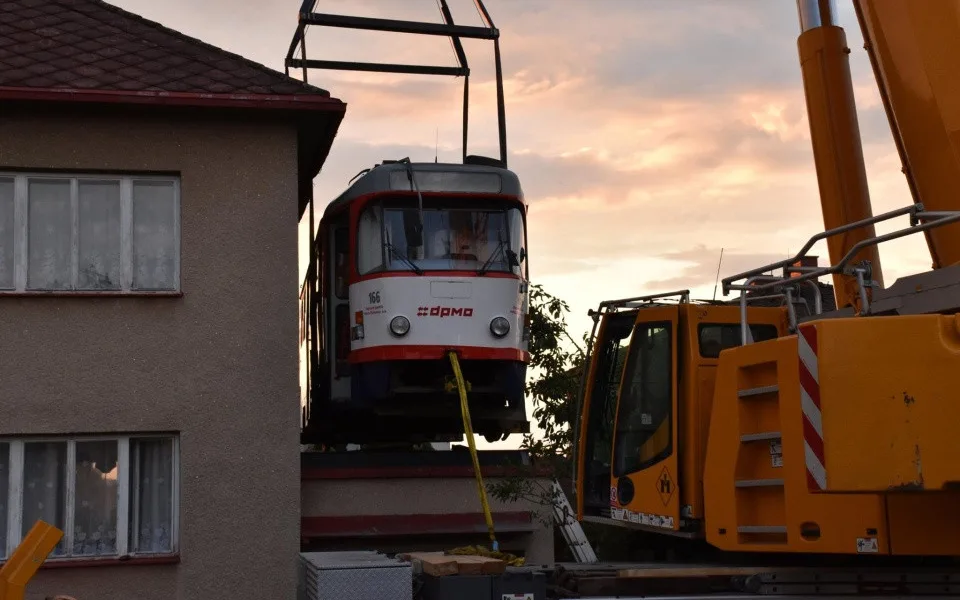 Reakce jsou většinou pozitivní, lepší, než aby šla do šrotu, říká majitel garáže s tramvají na střeše