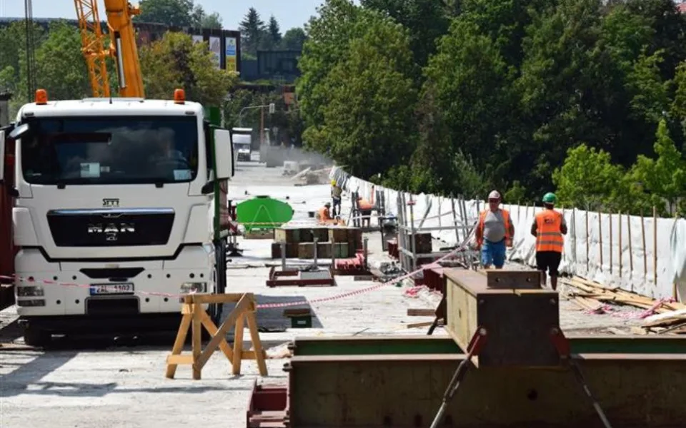 Rekonstrukce Brněnského mostu v Jihlavě je za polovinou. Dělníci pracují i v tropických dnech