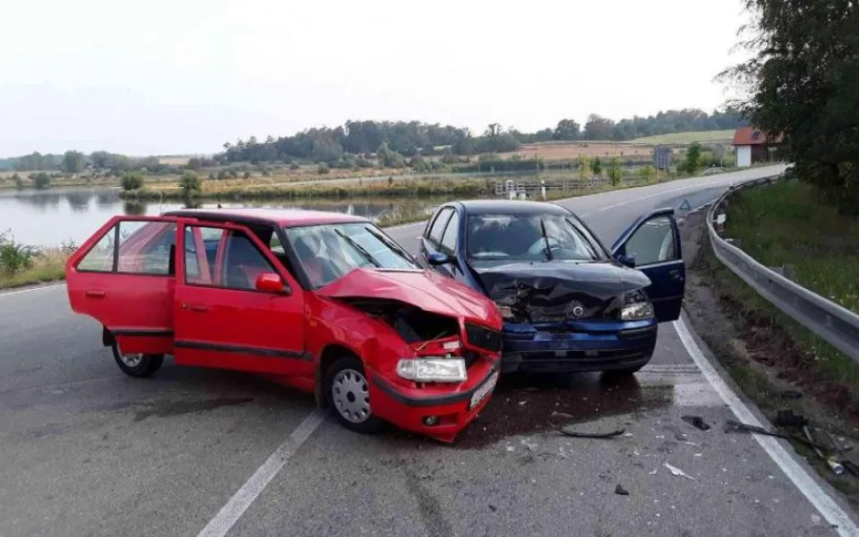 Nehoda dvou osobních aut u Náměště nad Oslavou: Výsledkem jsou tři zranění lidé