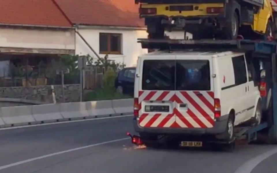 VIDEO: Řidič s naloženým návěsem měl co dělat, aby kolos udržel na silnici. Jízdu ukončil výbuch pneumatiky