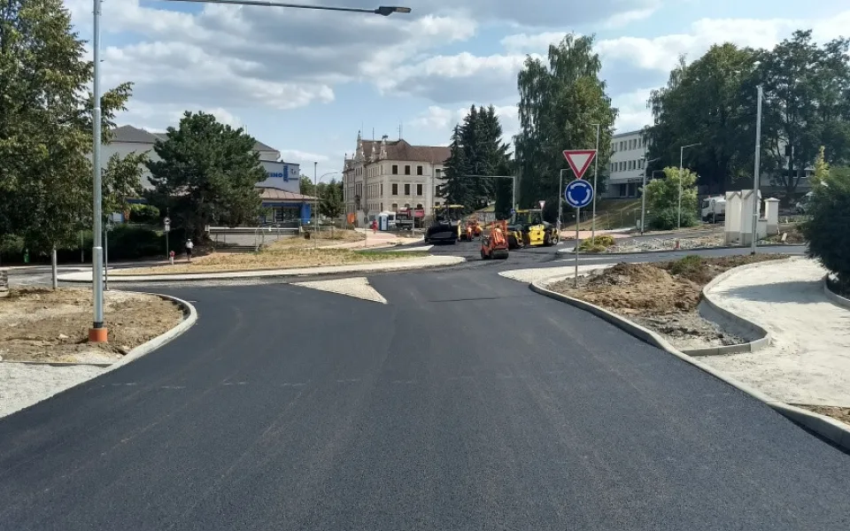 Kruhový objezd několik dní před otevřením