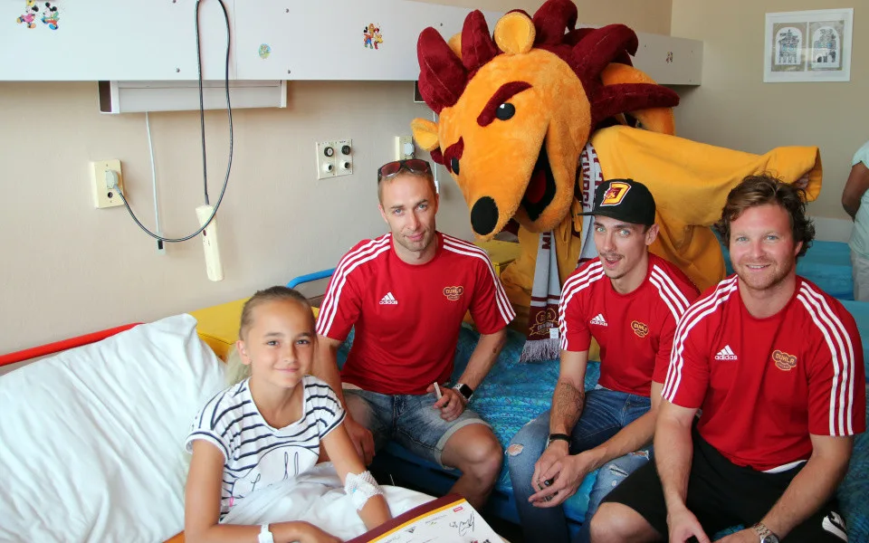 Děti měly z návštěvy hokejistů velkou radost.
