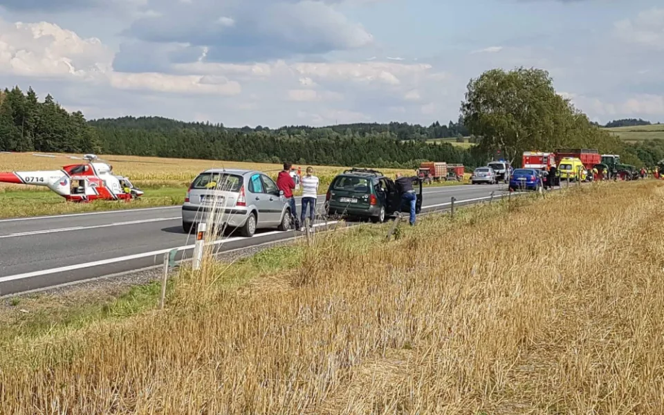 Střet motorkáře s traktoristou: Dva zranění lidé, do nemocnice je transportoval vrtulník