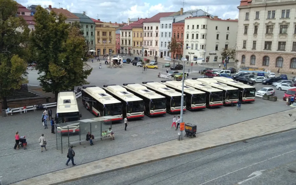 Jihlavou se bude prohánět devět nových autobusů. Lidé je dnes uvidí na náměstí
