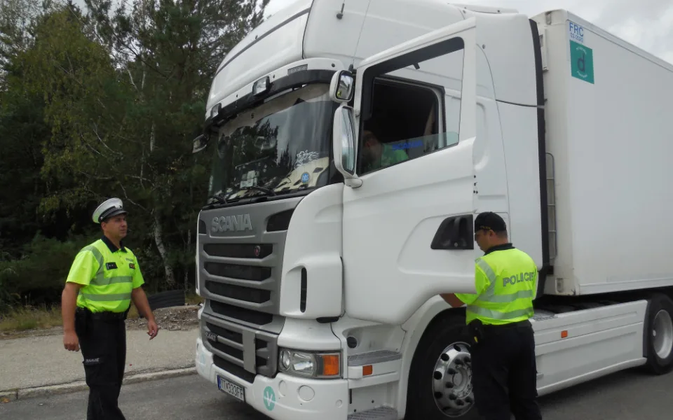 FOTO: Policisté na dálnici D1 kontrolovali řidiče. Nasazen byl také vrtulník