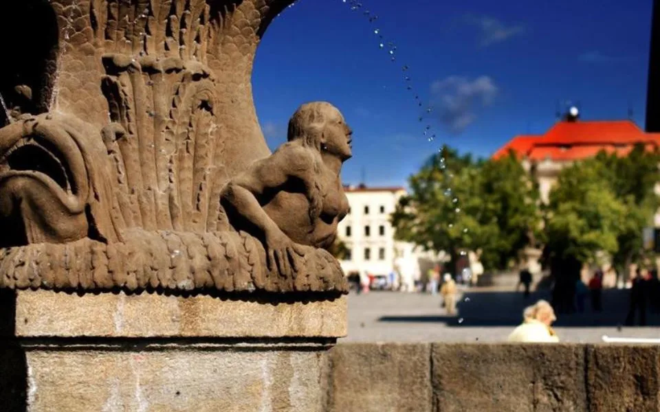 Neptunova kašna na jihlavském náměstí bude po nutné opravě opět napuštěna vodou