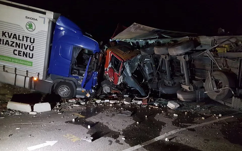 Na výjezdu z Brodu bouralo pět aut. Těžce zraněný řidič skončil v brněnské nemocnici