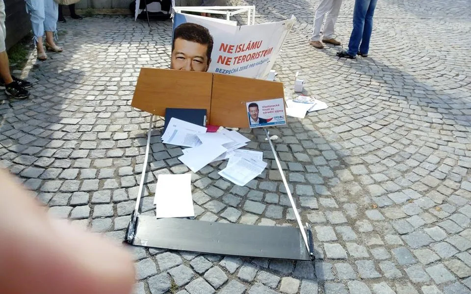 ANKETA: Zastupitel Tomanec v sobotu poničil petiční stánek SPD. Máte pro jeho chování pochopení?