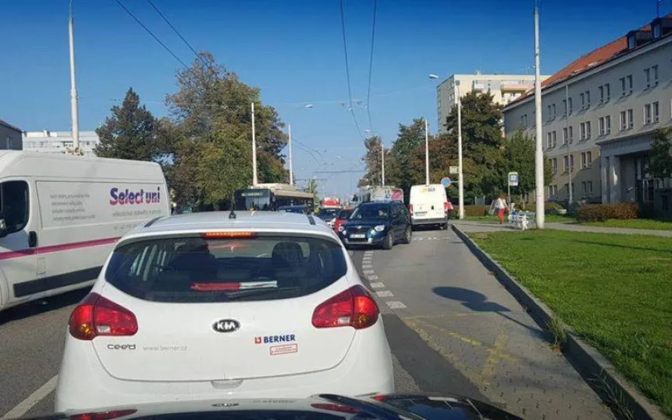 Šedesátiletého chodce ráno v Jihlavě srazil trolejbus. Zranil se a skončil v nemocnici