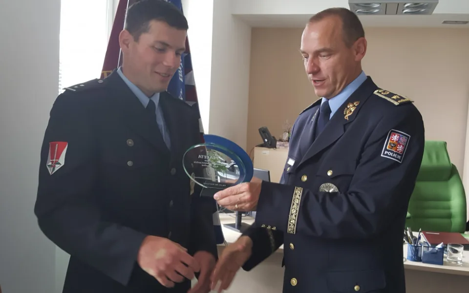 Zachránil život ženě, která prodělala akutní infarkt. Dnes byl oceněn kolegy policisty