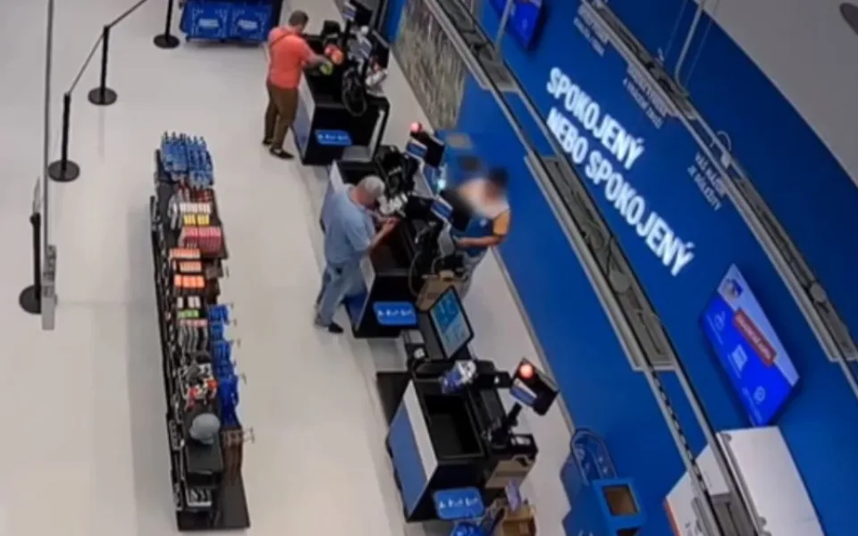 Podvodník obral pokladního v jihlavském Decathlonu o pět tisíc korun