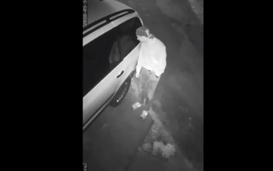Neznámý vandal se vloupal do zaparkovaného auta. Není vám muž ve videu povědomý?