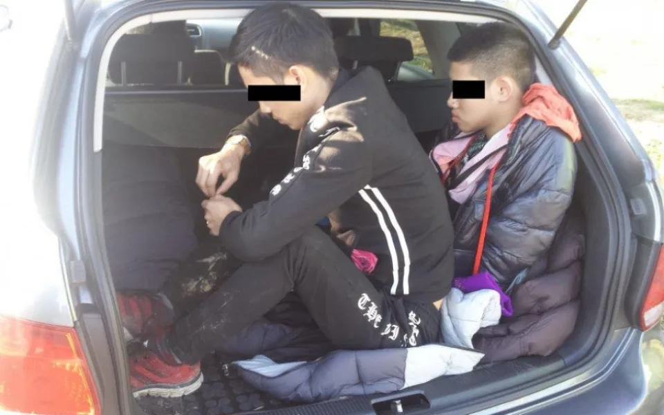 Bylo zadrženo deset běženců i s převaděči, dva jeli v kufru. Zapojila se i policie na Vysočině