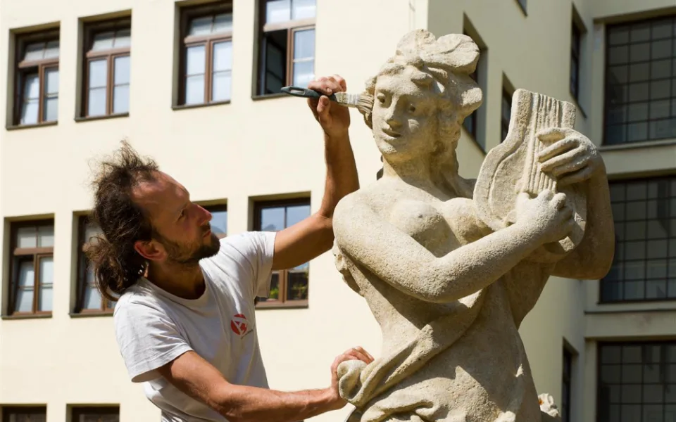 Město zrestaurovalo sochy na dvoře radnice. Oprava minula pouze jednu z nich