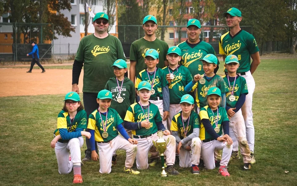 Mladí baseballisté z Jihlavy excelovali. Ze závěrečného turnaje si přivážejí vítězný pohár 