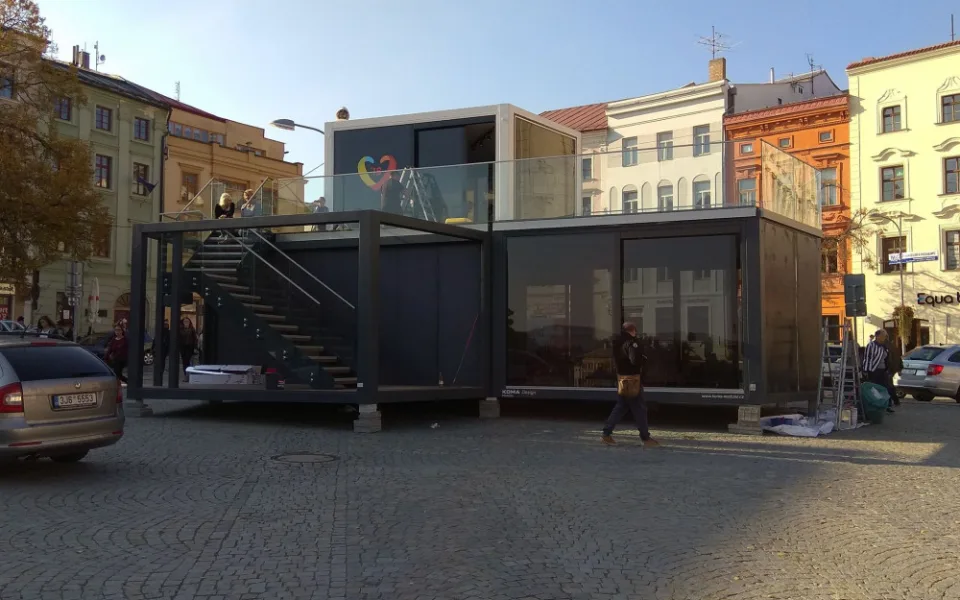 Od včerejška je v horní části Masarykova náměstí k vidění už i oblíbený Maják - festivalové centrum pro návštěvníky festivalu.