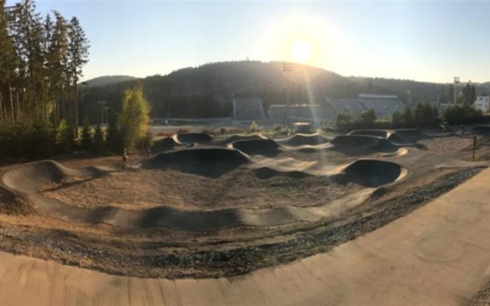 Výzva pro začátečníky i zkušené jezdce: Vysočina Arena má novou pumptrackovou dráhu