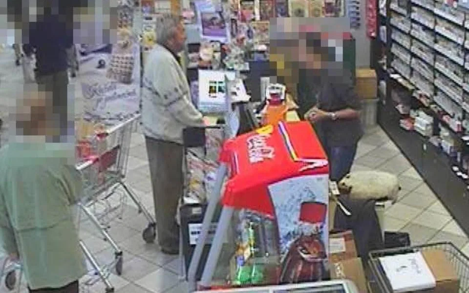 Senior přišel v obchodě o peněženku. Není vám muž na fotce povědomý? 
